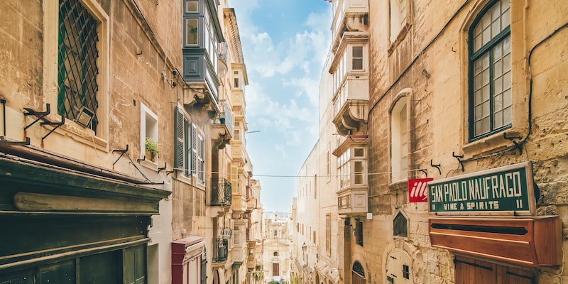 What are some pros and cons for living in Malta?